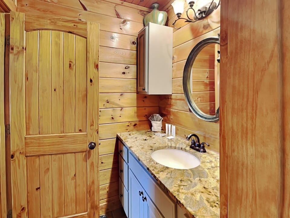Smokey Bear Haven by Jackson Mountain Rentals Cabin in Pigeon Forge