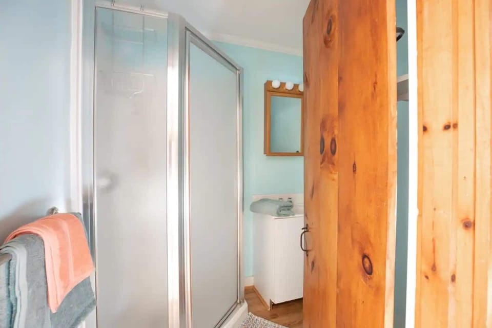 Full Bathroom.