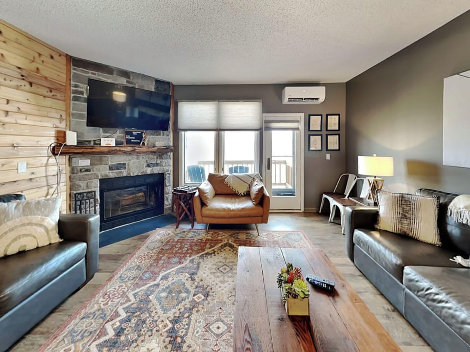 Studio (2 Bedrooms) | Living area | 42-inch flat-screen TV with digital channels, fireplace