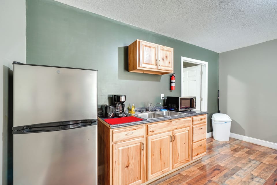 Kitchenette | Drip Coffee Maker | Hot Plate | Toaster