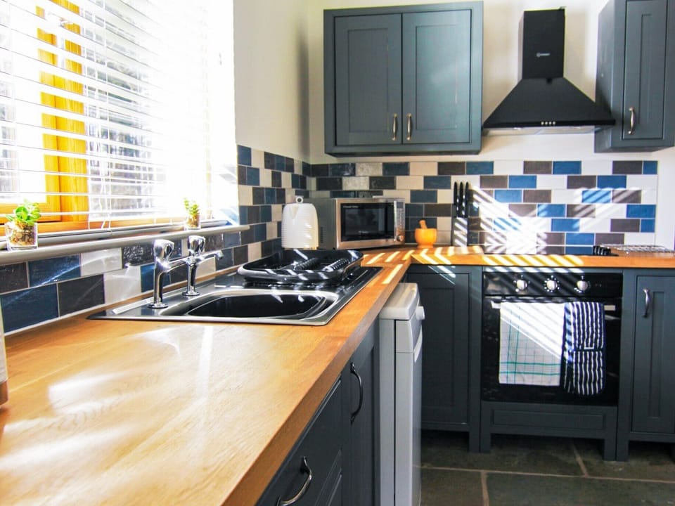 Full-size fridge, microwave, oven, stovetop