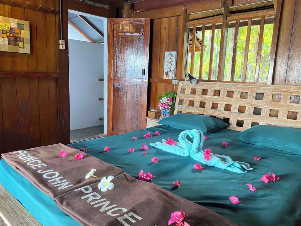Deluxe Bungalow, Private Bathroom, Ocean View | 1 bedroom, bed sheets