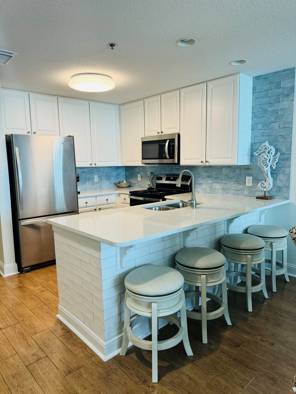 Kitchen with 4 Counter Stools