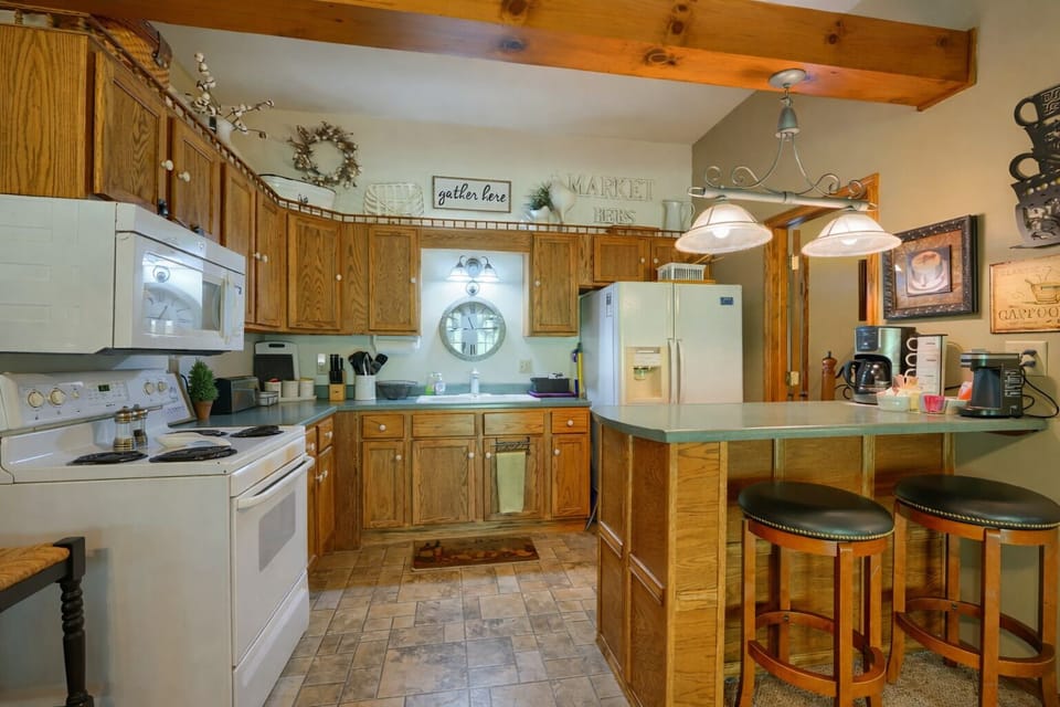 Kitchen and eat in bar