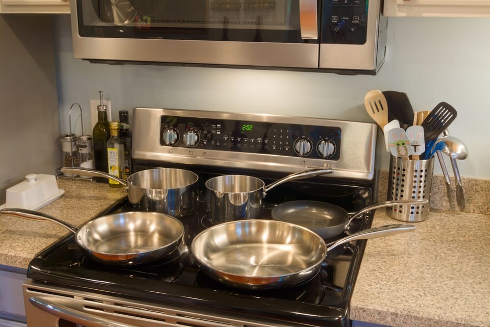 The double oven features 2 large burners, three smaller elements.

The larger oven offers convection, while the smaller oven is quick to heat up.