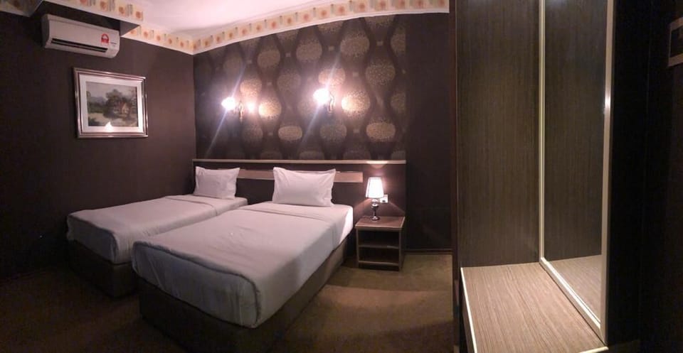 Deluxe Room, 2 Twin Beds | 1 bedroom, in-room safe, iron/ironing board, free WiFi