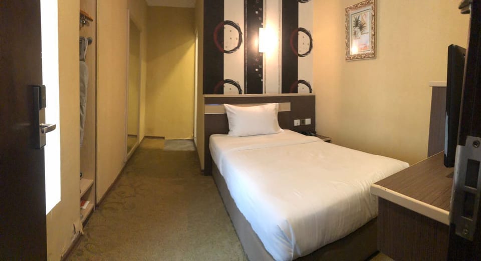 Standard Room, 1 Twin Bed | 1 bedroom, in-room safe, iron/ironing board, free WiFi