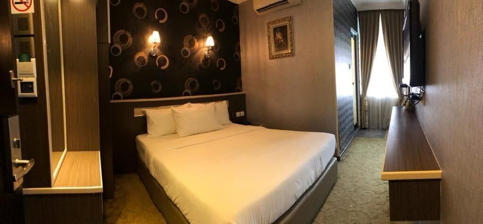 Grand Room, 1 Queen Bed | 1 bedroom, in-room safe, iron/ironing board, free WiFi