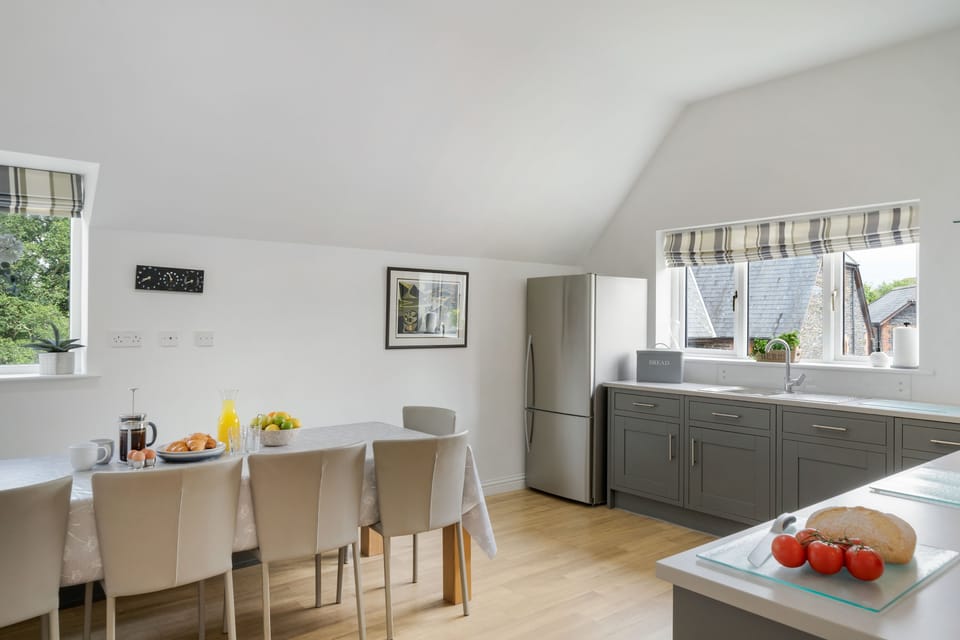 The Little Hawthorns, Roserrow, First Floor: Dining area with table seating 10 guests.