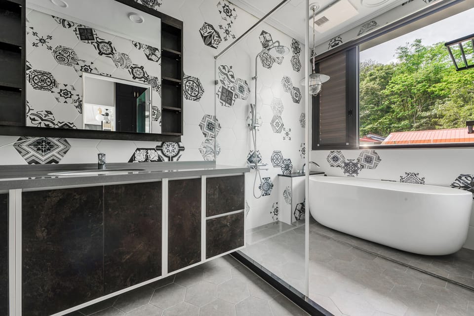 Two-Bedroom Suite | Bathroom | Free toiletries, hair dryer, slippers, towels