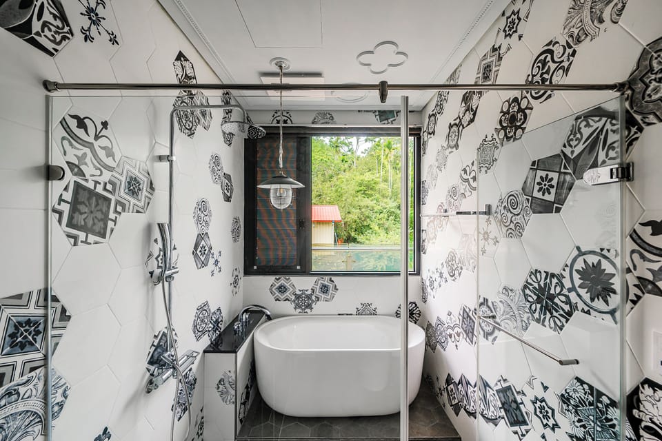 Two-Bedroom Suite | Bathroom | Free toiletries, hair dryer, slippers, towels
