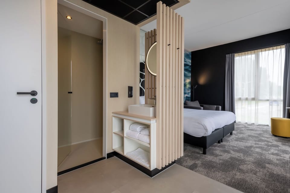 Business Double or Twin Room | Minibar, in-room safe, blackout drapes, free WiFi