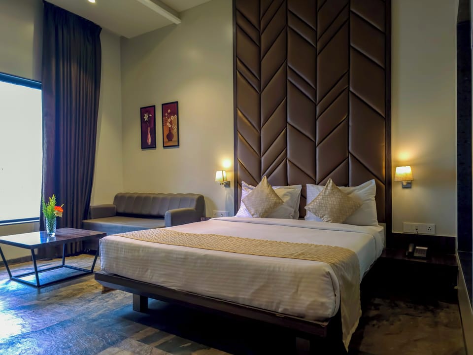 Executive Room | Desk, WiFi (free), bed sheets