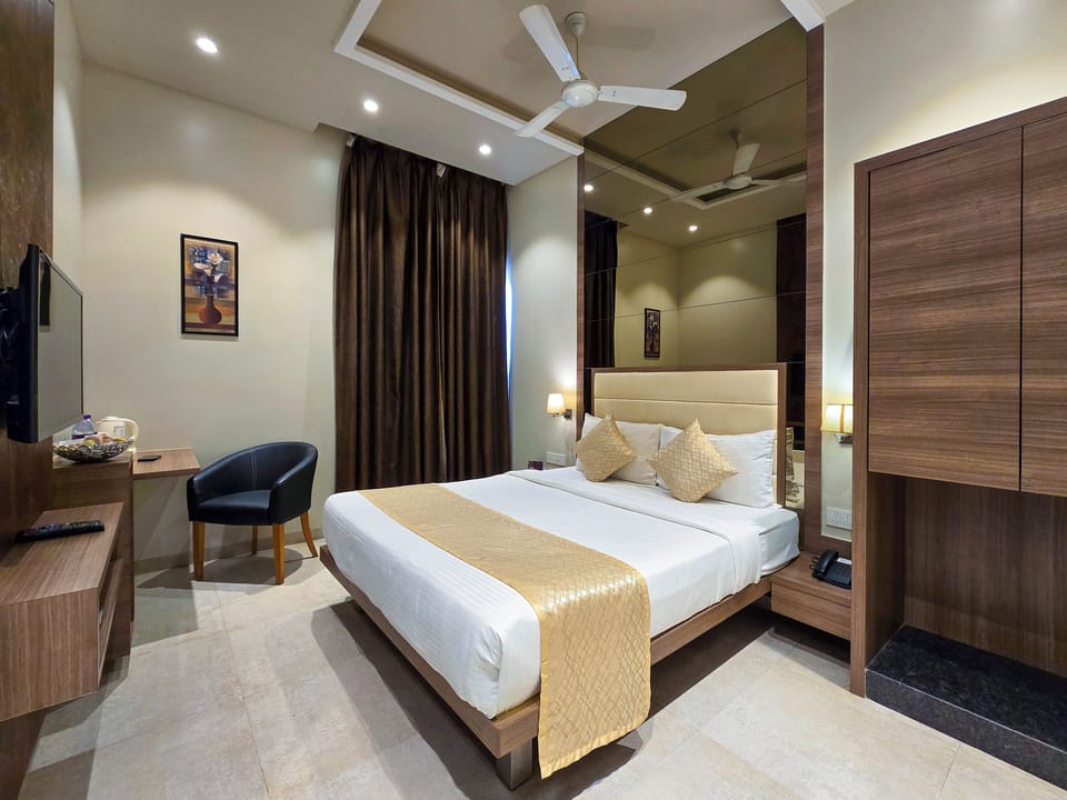 Deluxe Room | Desk, WiFi (free), bed sheets