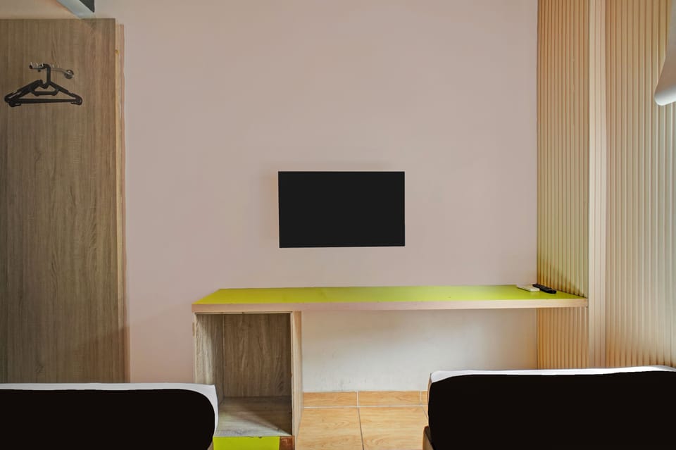 Deluxe Twin Room | Desk, laptop workspace, WiFi (free), bed sheets