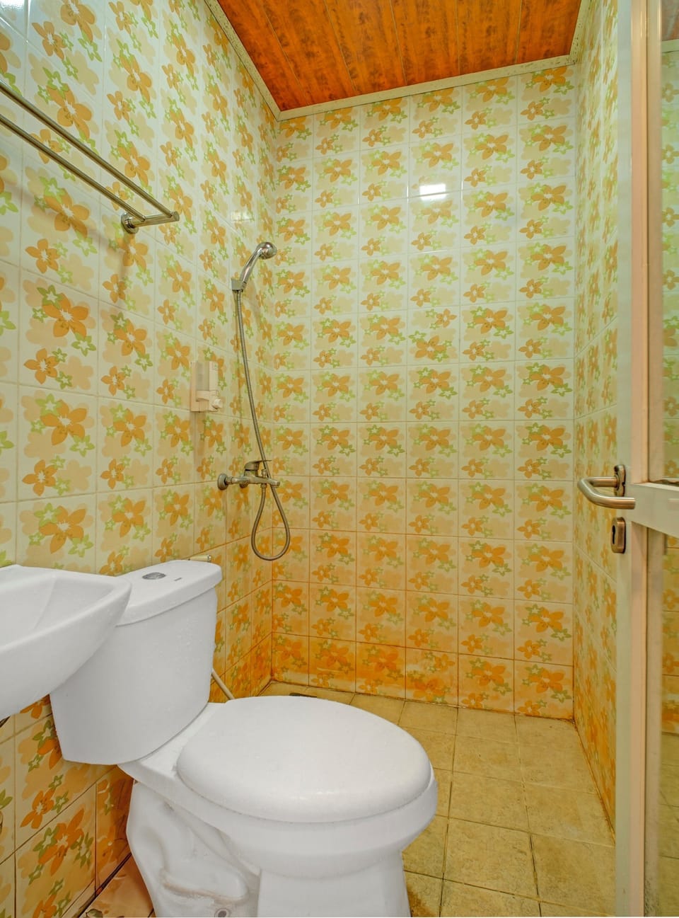Deluxe Twin Room | Bathroom | Children's robes, towels, soap, shampoo
