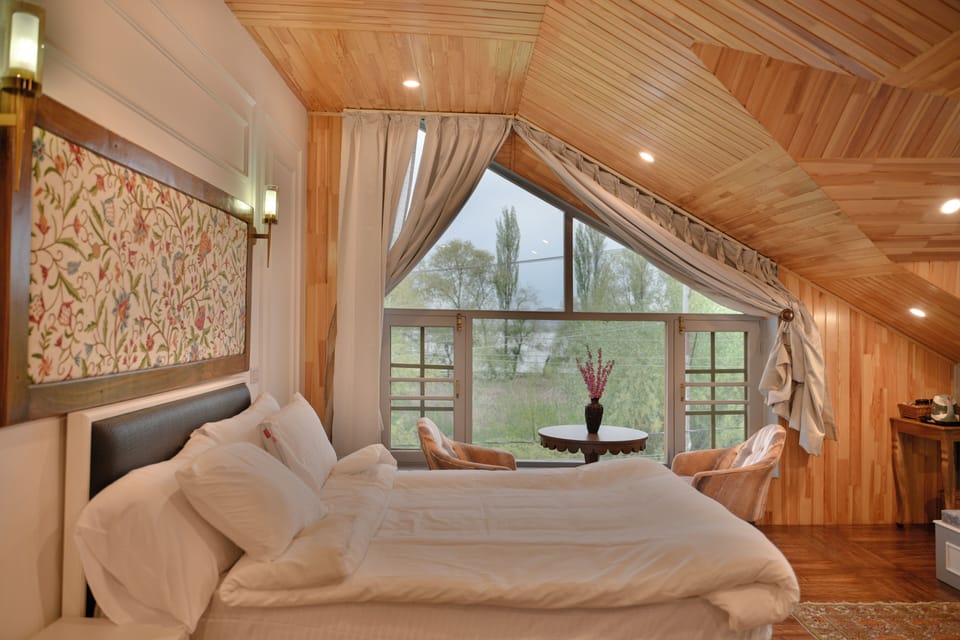 Premium Room, Lake View | WiFi (free)