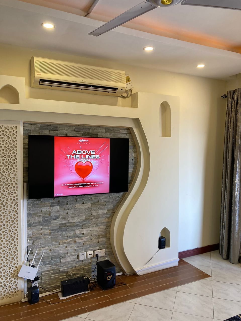 Deluxe Apartment | Living area | Flat-screen TV