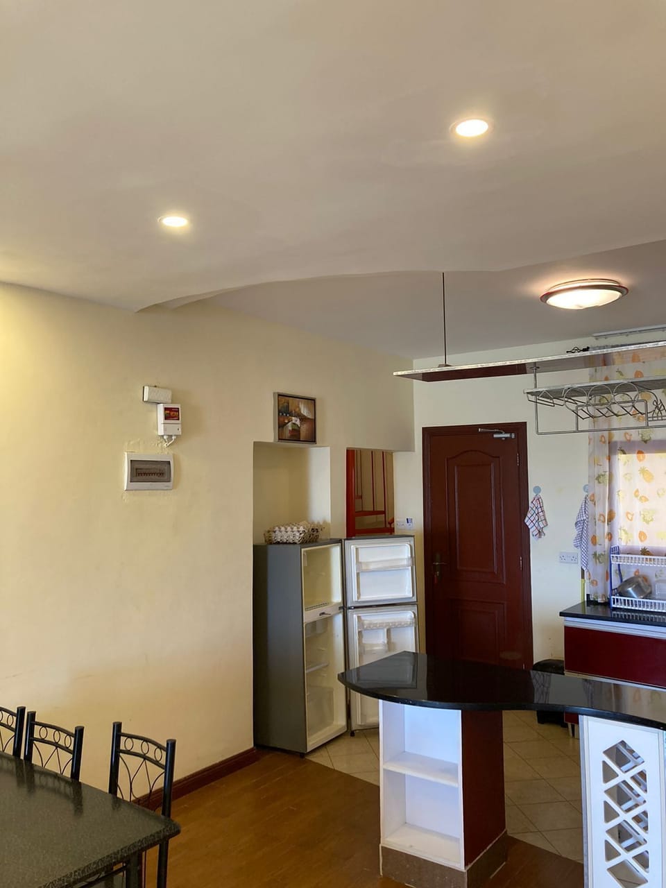 Full-size fridge, microwave, oven, stovetop