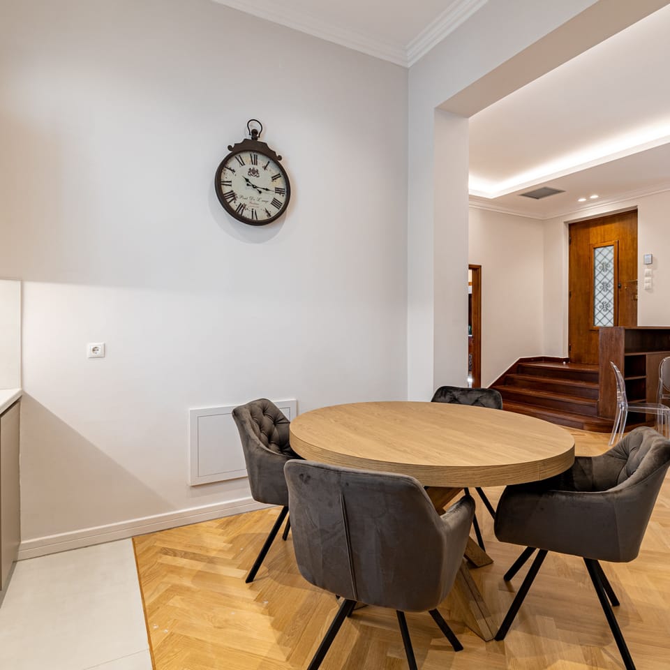 House | In-room dining