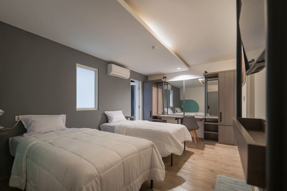 Premium Twin Room | Desk, free WiFi, bed sheets