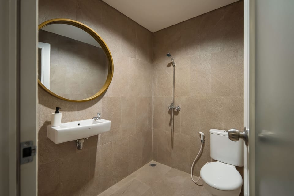 Shower, hydromassage showerhead, towels