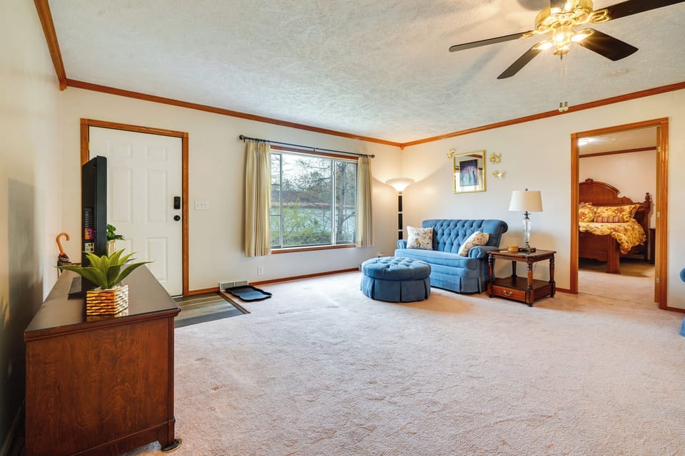 Serene Zanesville Getaway: Hot Tub, 2 Decks! Apartment in Ohio