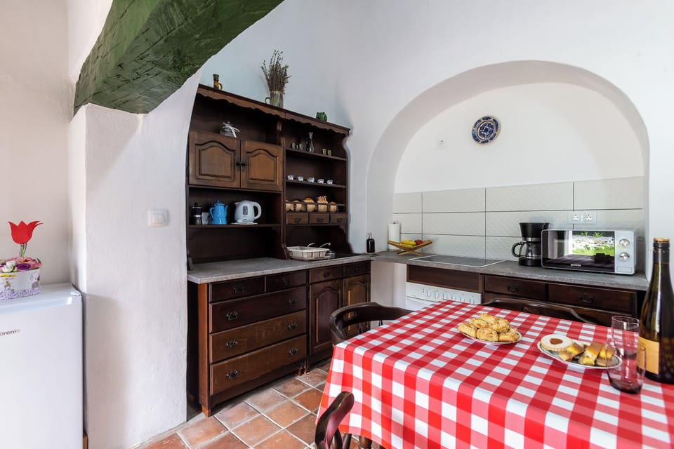 Family House, Multiple Bedrooms, Mountainside (Klementina's Guest House) | Dining