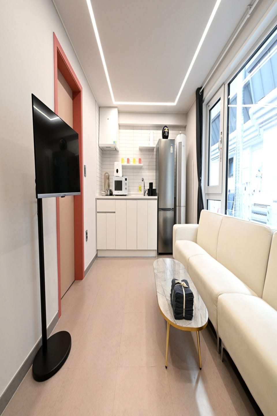 Apartment (non-Korean nationals only) | Living area | 32-inch Smart TV with cable channels