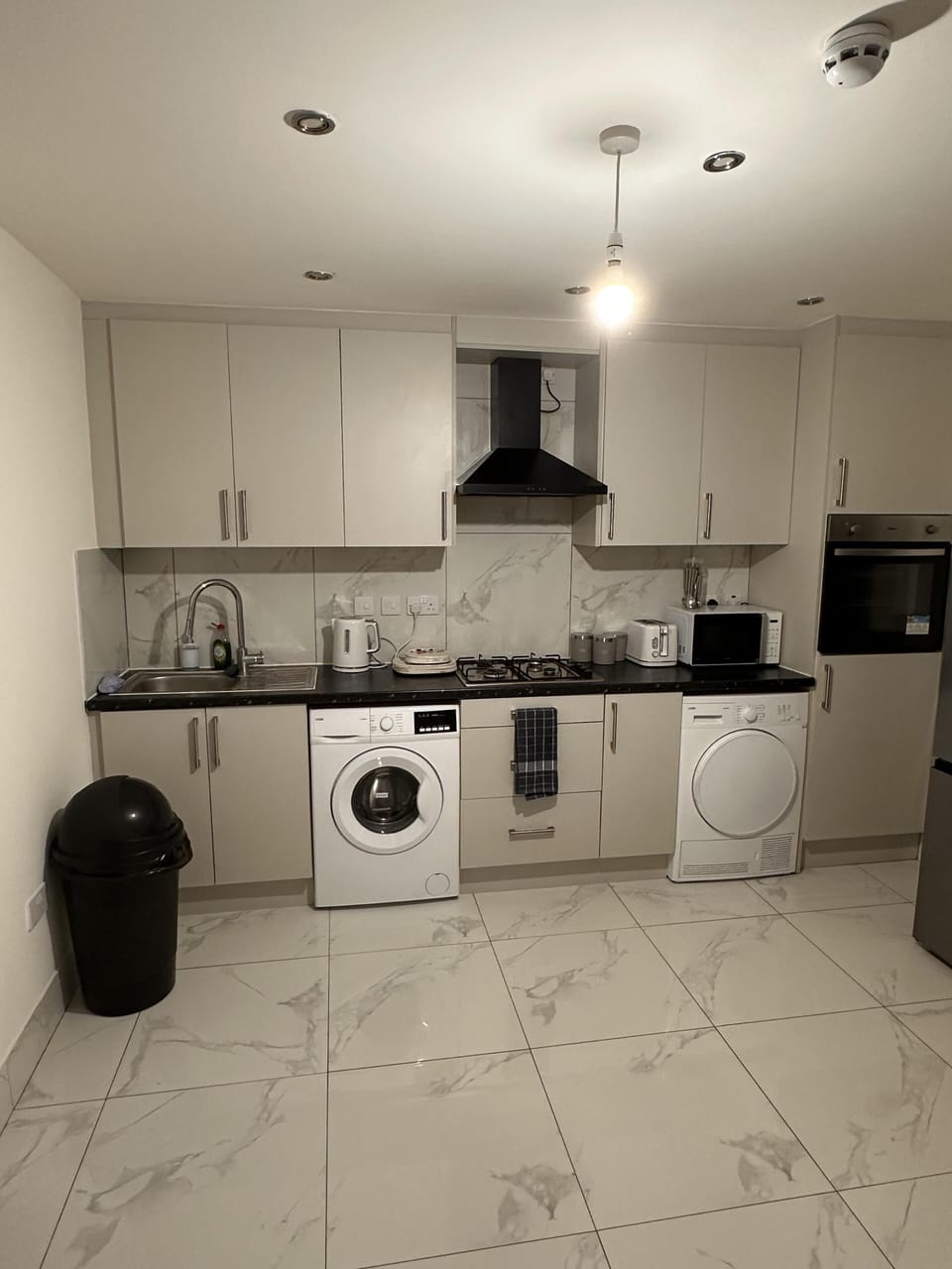 House | Private kitchen | Fridge, microwave, oven, stovetop