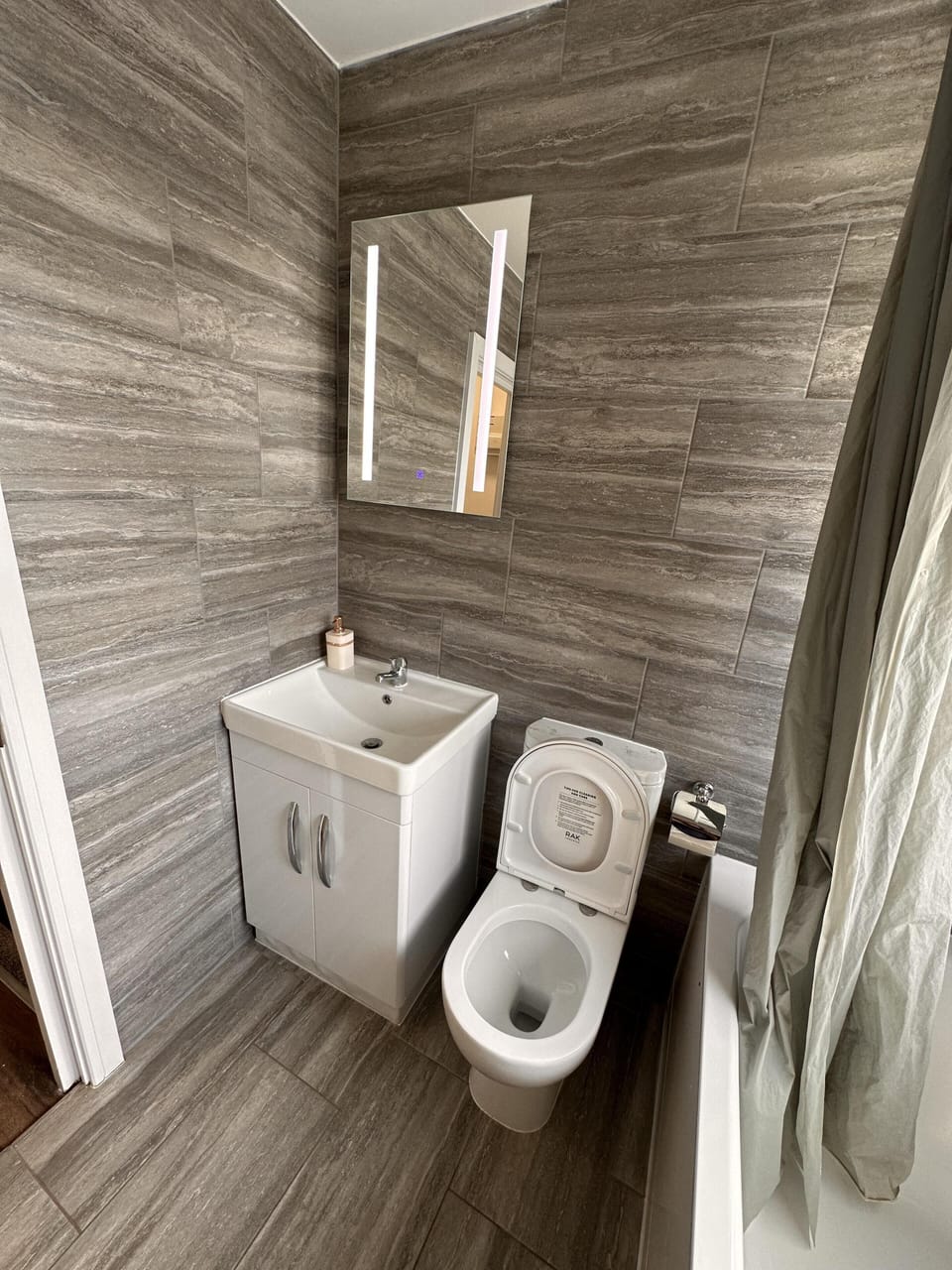 6-bed 3-bath Home - Sleeps 14 & Free Parking House in Uxbridge