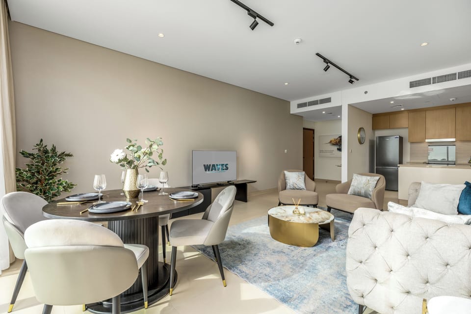 Elite Apartment, Balcony, Sea View | Dining room