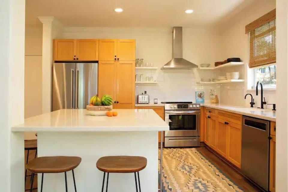 KITCHEN ISLAND