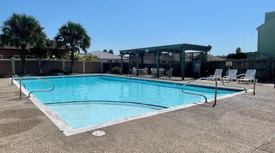 Condo (2 Bedrooms) | Property amenity