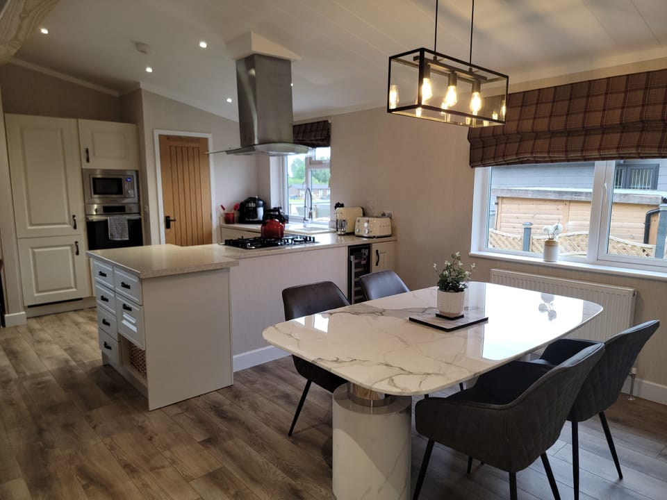 Cabin | Private kitchen | Fridge, microwave, oven, stovetop
