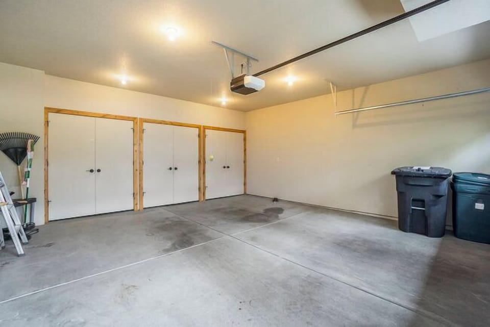Elk River Cabin Garage, with parking available for 2 cars.