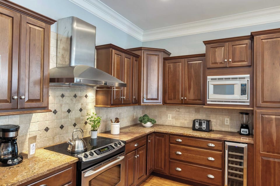 House (5 Bedrooms) | Private kitchen | Fridge, microwave, oven, stovetop
