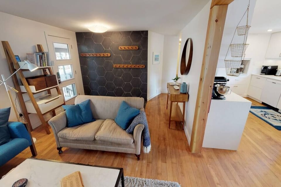 Entrance/Living Area
