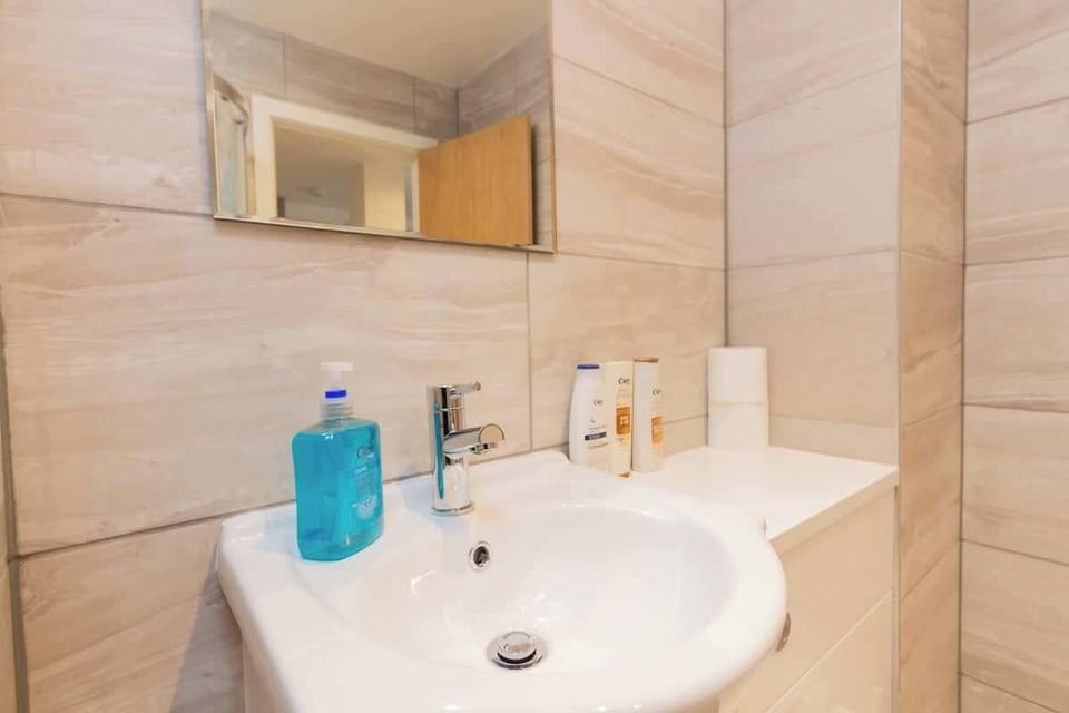 Bathroom amenities: towels, tissue rolls and basic toiletries.