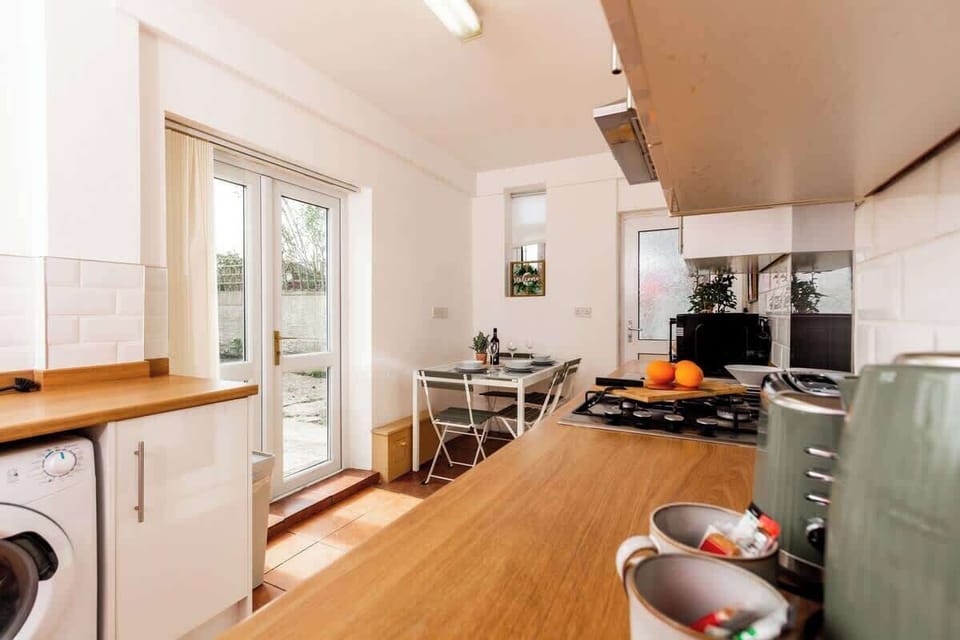 Kitchen with basic kitchen amenities to prepare a scrumptious meal!