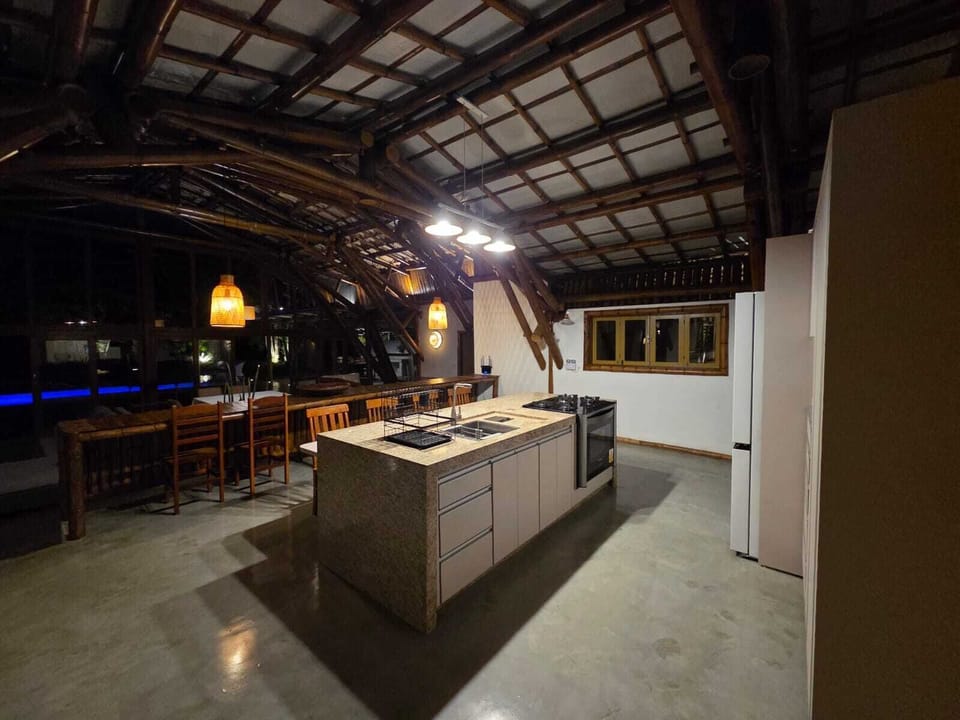 Full-size fridge, microwave, oven, dishwasher