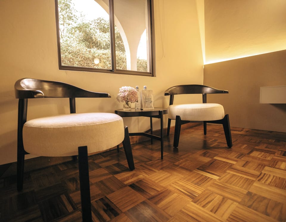 Deluxe Room, 1 King Bed | Living area | 32-inch flat-screen TV with digital channels, TV