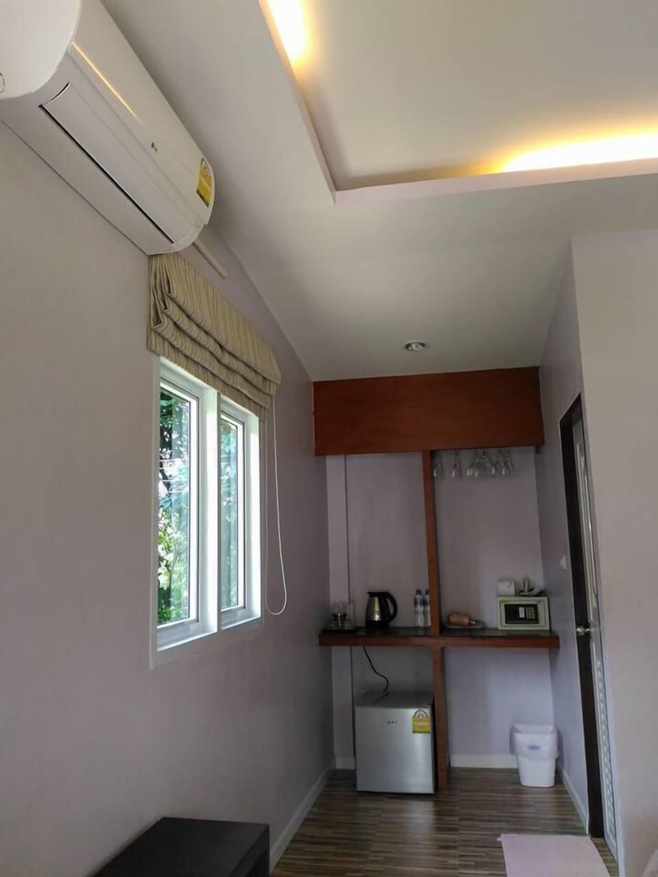 Desk, blackout drapes, soundproofing, free WiFi