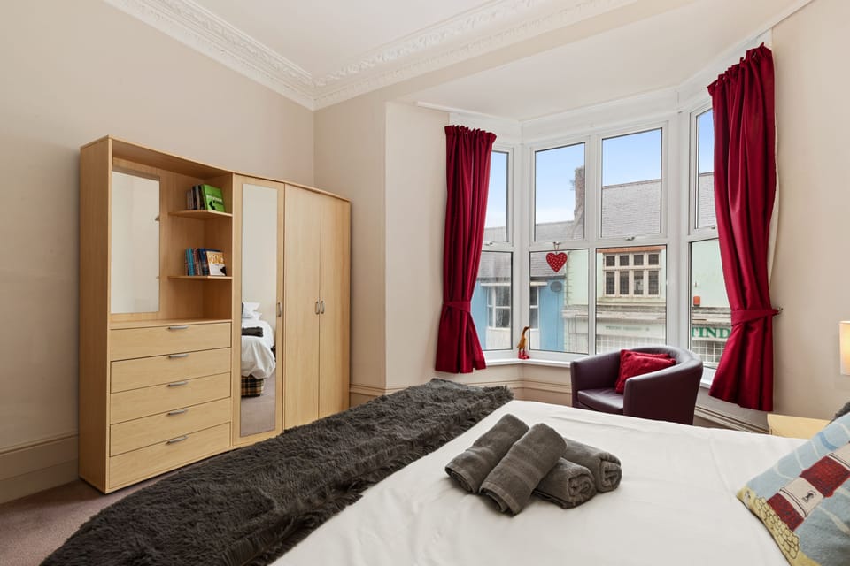 Connaught House - Central Location Near the Beach Apartment in Tenby