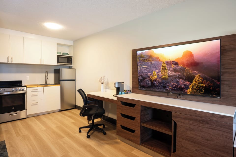 King Studio Signature Suite | Private kitchen | Fridge, microwave, coffee/tea maker