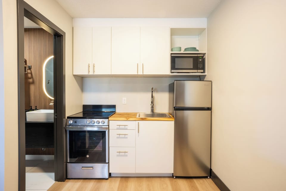 King Studio Signature Suite | Private kitchen | Fridge, microwave, coffee/tea maker