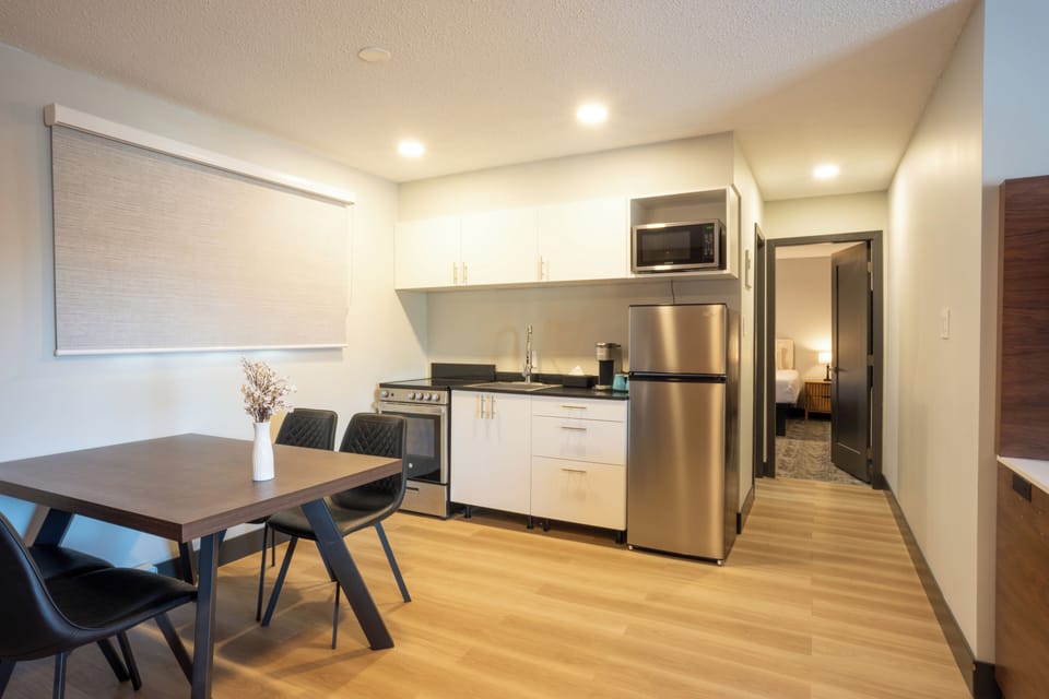 One-Bedroom Family Suite | Dining room