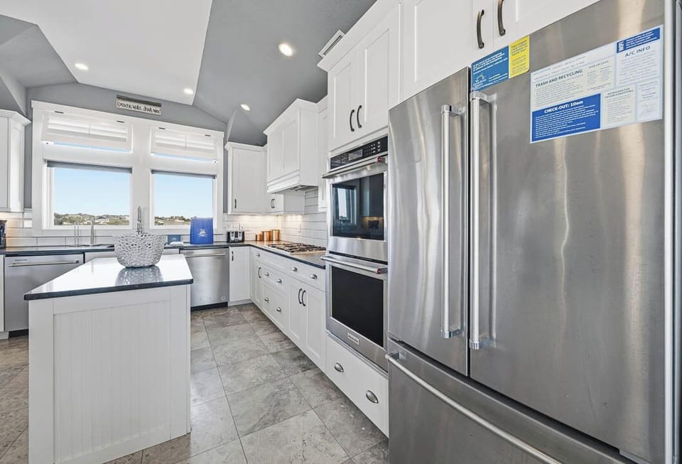 Top-Level Kitchen with Bar (seats 6)