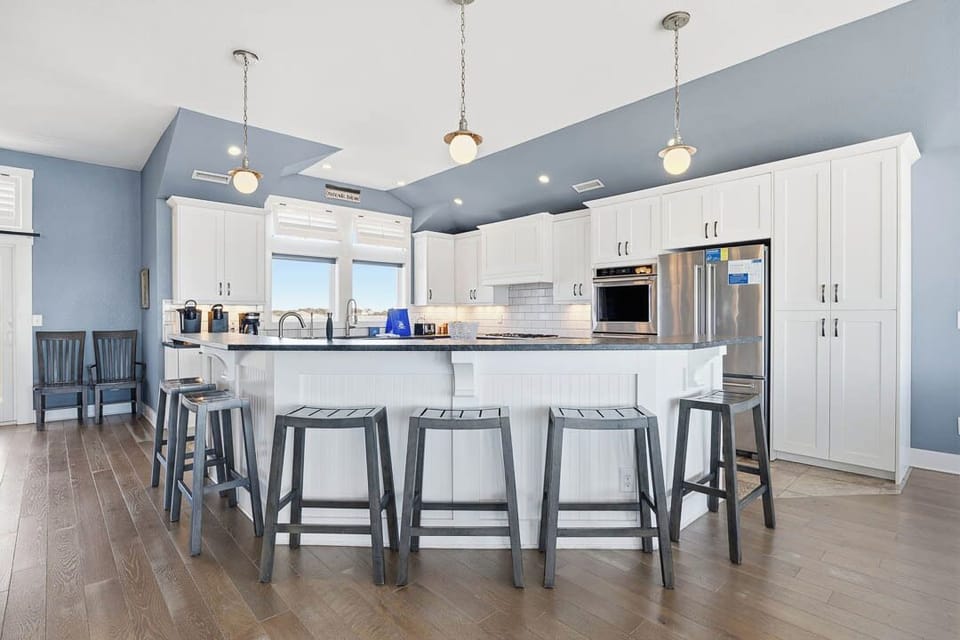 Top-Level Kitchen with Bar (seats 6)