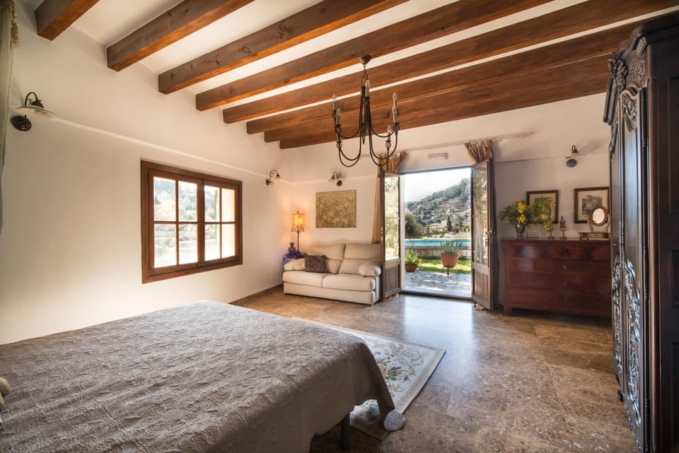 Premium bedding, minibar, desk, free WiFi